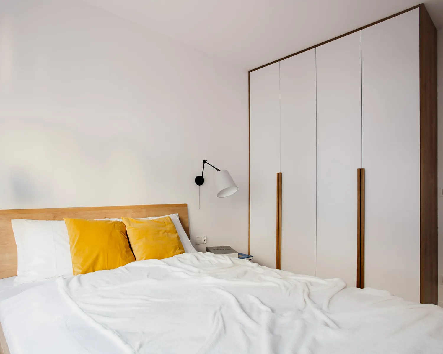 Sypialnia z drewnianym łóżkiem